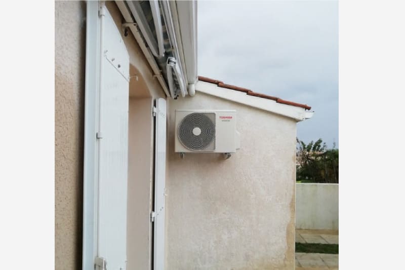 Installation et dépannage d'une pompe à chaleur air/air Toshiba à Rennes